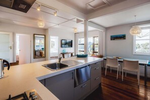 Fridge, microwave, oven, stovetop - The Cottage – Oneroa’s Best Viewpoint (Waiheke Island)