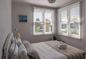 2 bedrooms, desk, iron/ironing board, WiFi