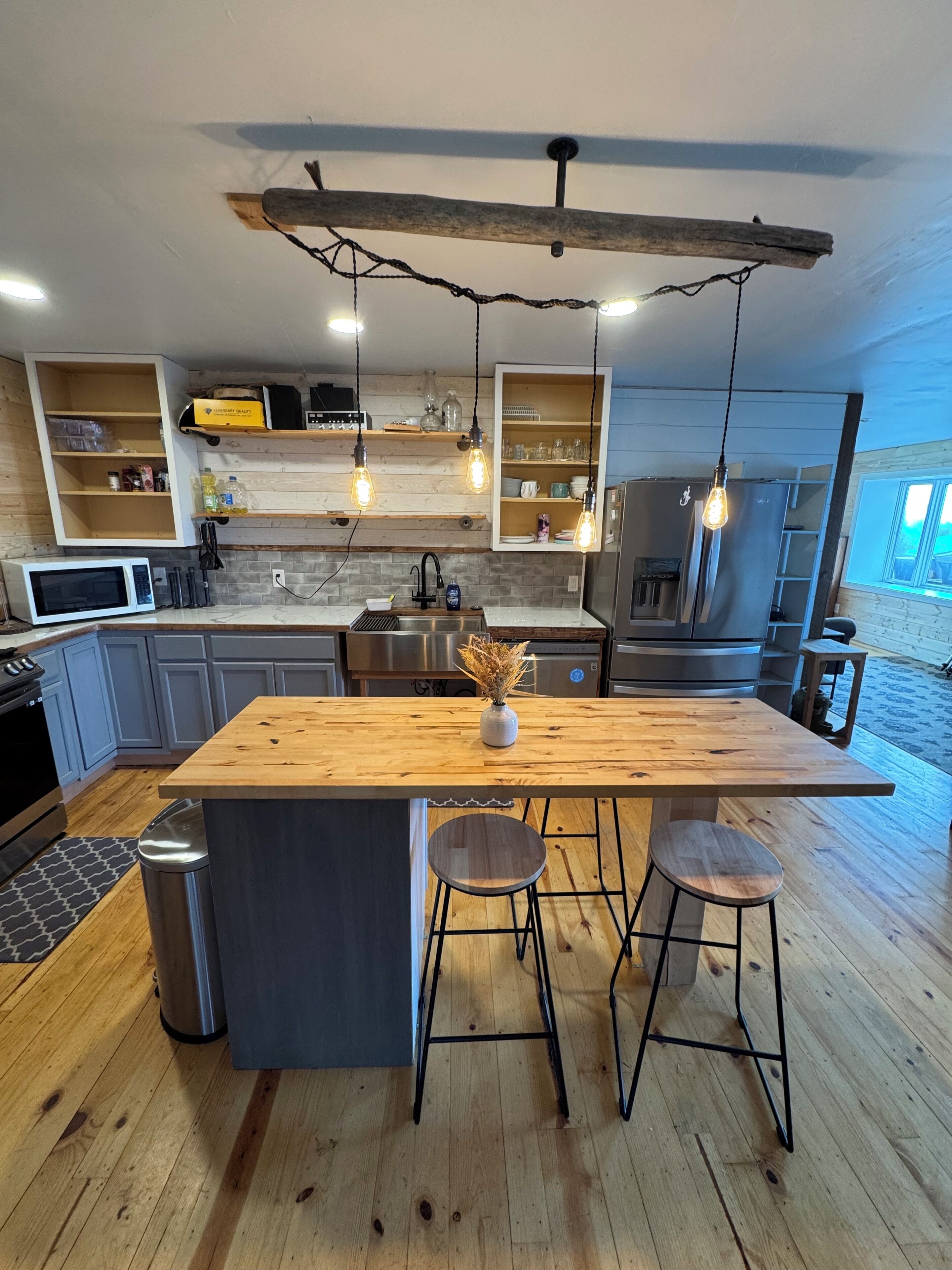 Jääkaappi, mikroaaltouuni, uuni, liesi