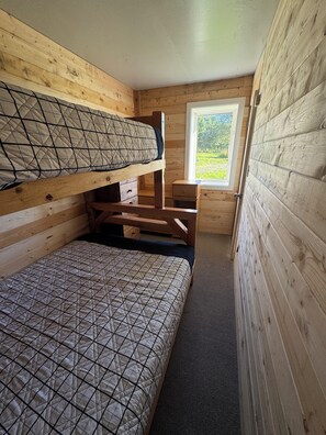 2 bedrooms, free WiFi, bed sheets - Ocean front cabin in Clam Gulch (Clam Gulch)