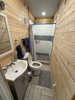 Shower, towels, soap, toilet paper - Ocean front cabin in Clam Gulch (Clam Gulch)