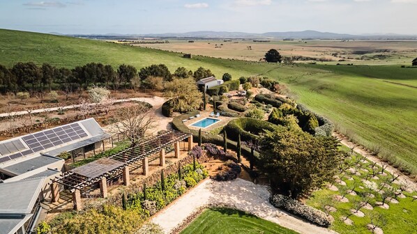 Un vaste domaine doté d’une piscine, de panneaux solaires et d’un vignoble.