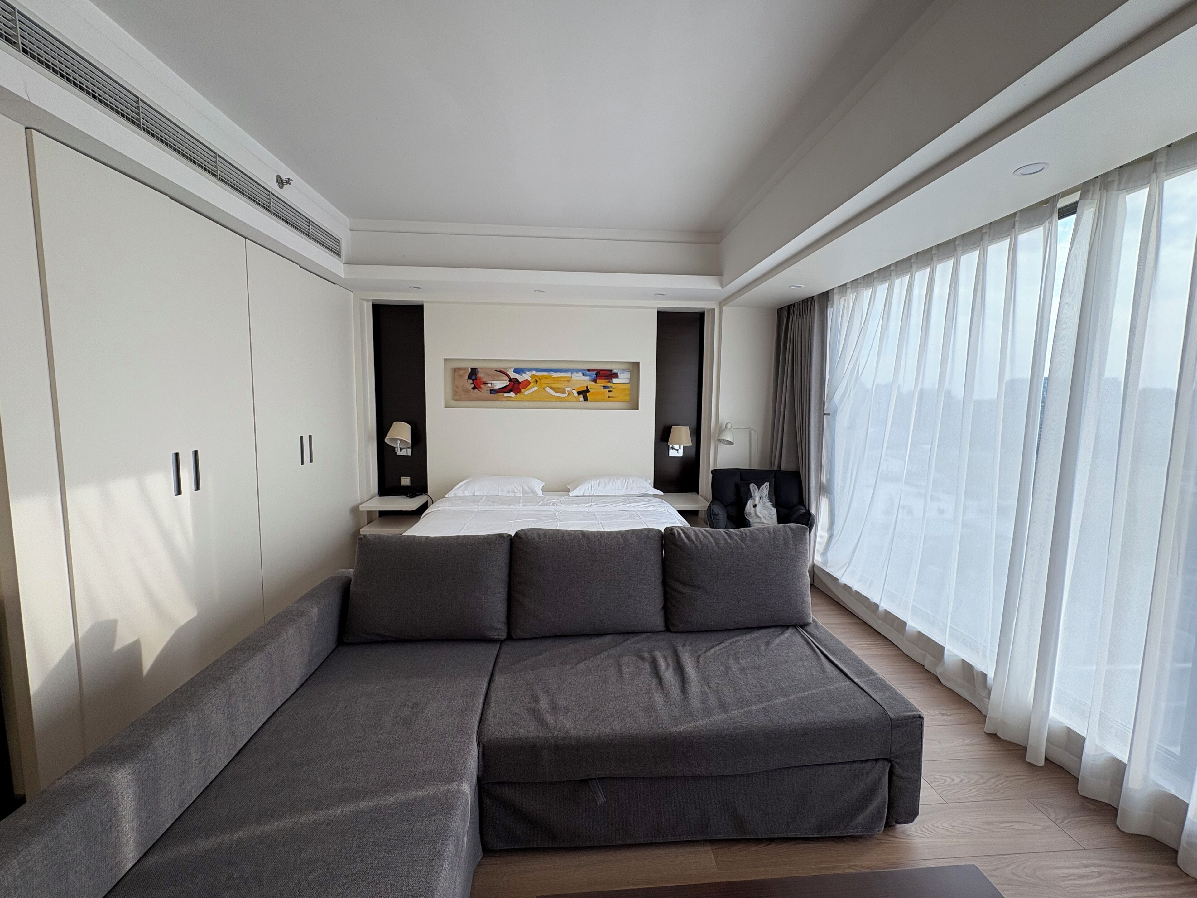 Studio Suite có tầm nhìn toàn cảnh | Khu phòng khách | TV LCD 50-inch có truyền hình kỹ thuật số, các kênh phim phải trả tiền 