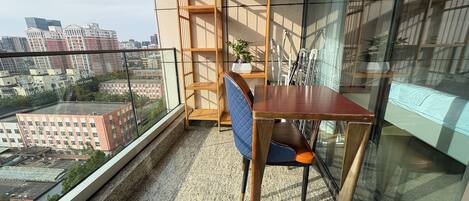 Suíte estúdio superior, sacada, vista para a cidade | Sacada