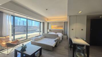 Executive Deluxe King Room (with floor-to-ceiling bay window) | Individually decorated, desk, laptop workspace, blackout drapes