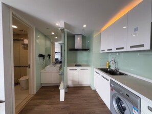 Studiosuite – panorama | Eget kjøkken | Mikrobølgeovn, kokeplater, riskoker og kjøkkenutstyr