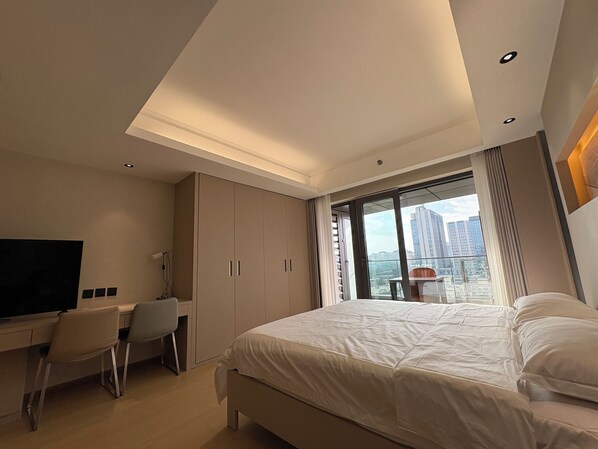 Suíte estúdio superior, sacada, vista para a cidade | Individualmente decorados, escrivaninha