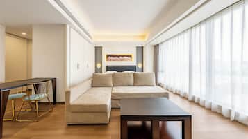 Executive Deluxe King Room (with floor-to-ceiling bay window) | Individually decorated, desk, laptop workspace, blackout drapes