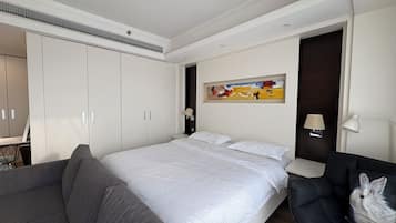 Panoramic Studio Suite | Individually decorated, desk, laptop workspace, blackout drapes