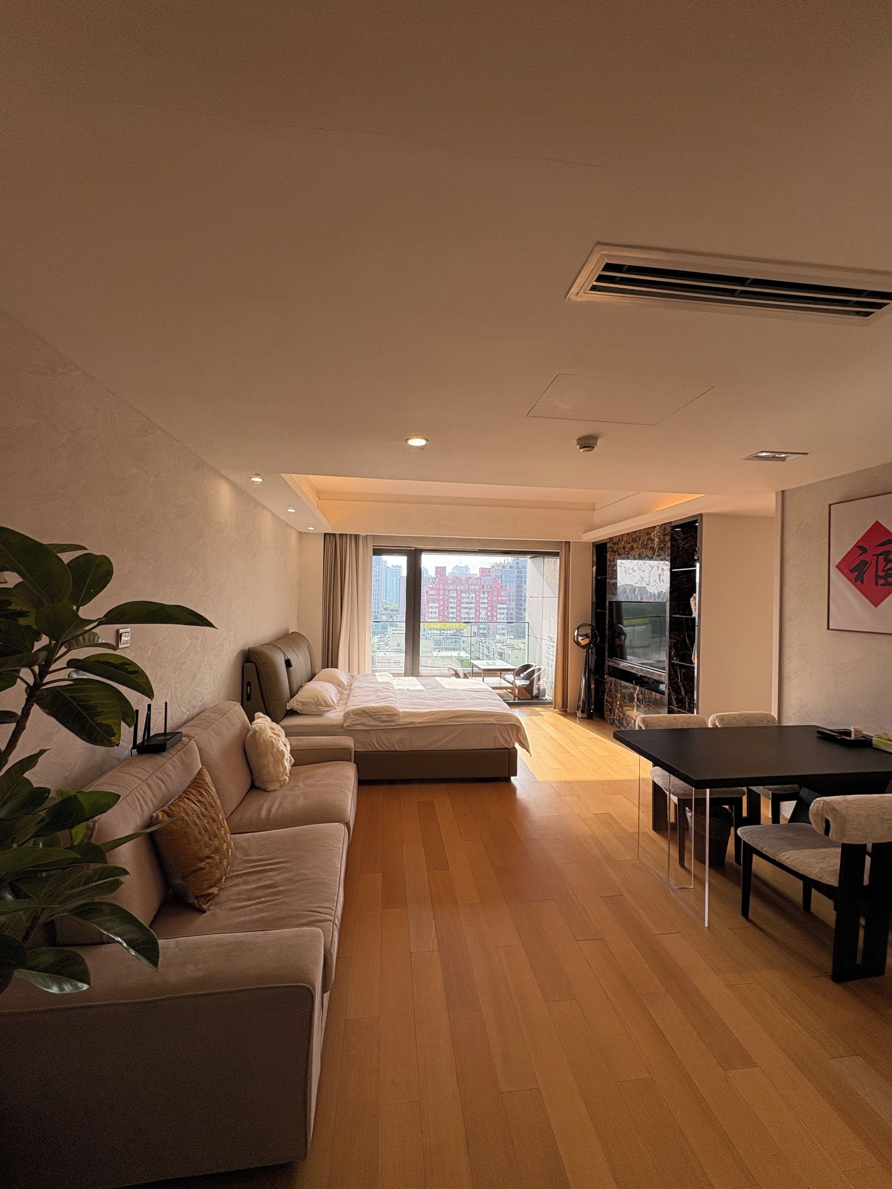 Suite Premier | Área de sala de estar | Televisión LCD, películas con cargo y piso con calefacción 