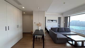 Studiosuite – panorama | Individuelt dekorert, skrivebord og skrivebord for bærbar PC