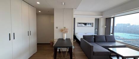 Executive Deluxe King Room (with floor-to-ceiling bay window) | Individually decorated, desk, laptop workspace, blackout drapes