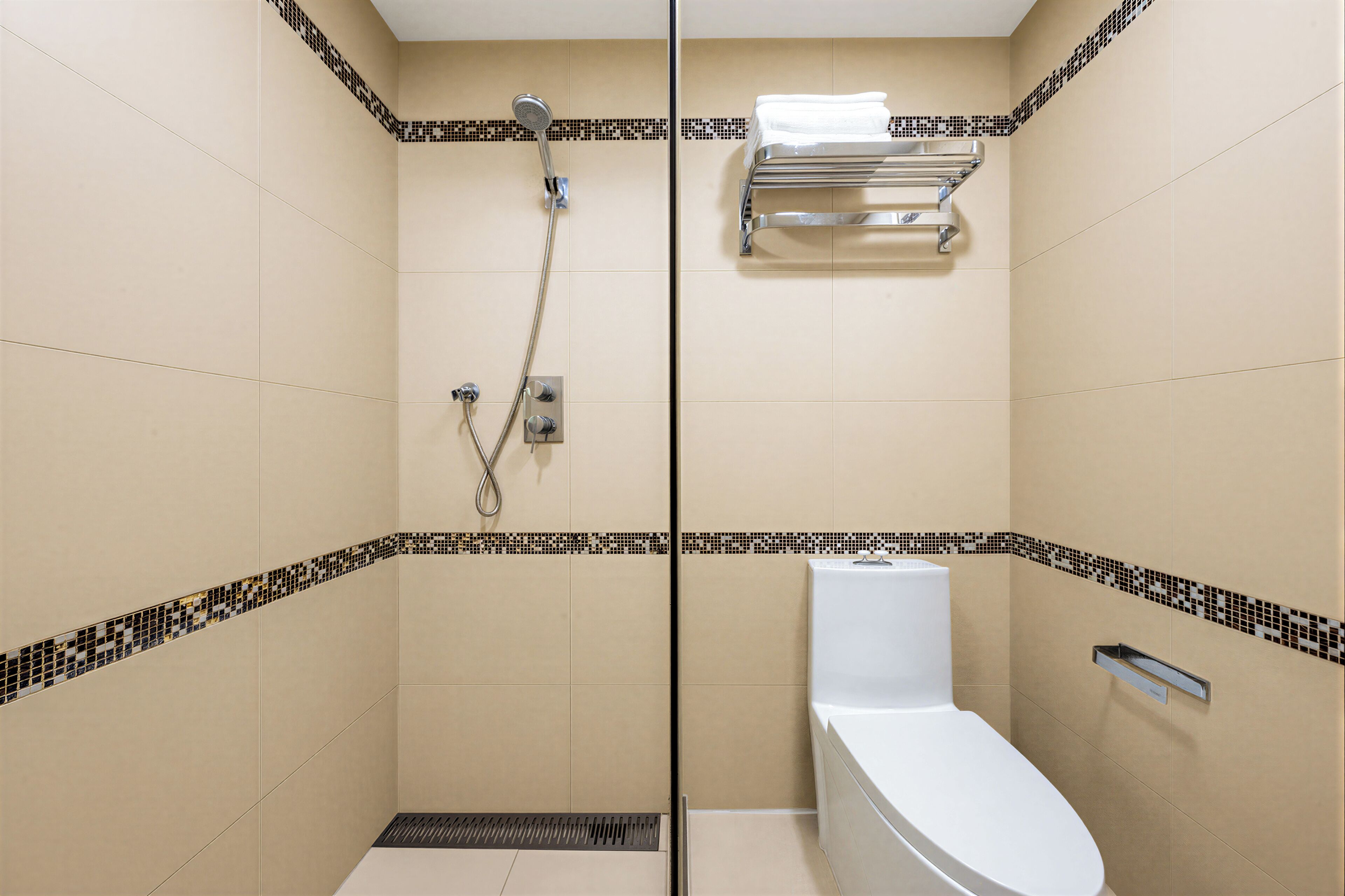 Executive Deluxe King Room (with floor-to-ceiling bay window) | Bathroom