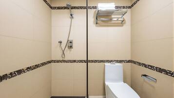 Executive Deluxe King Room (with floor-to-ceiling bay window) | Bathroom