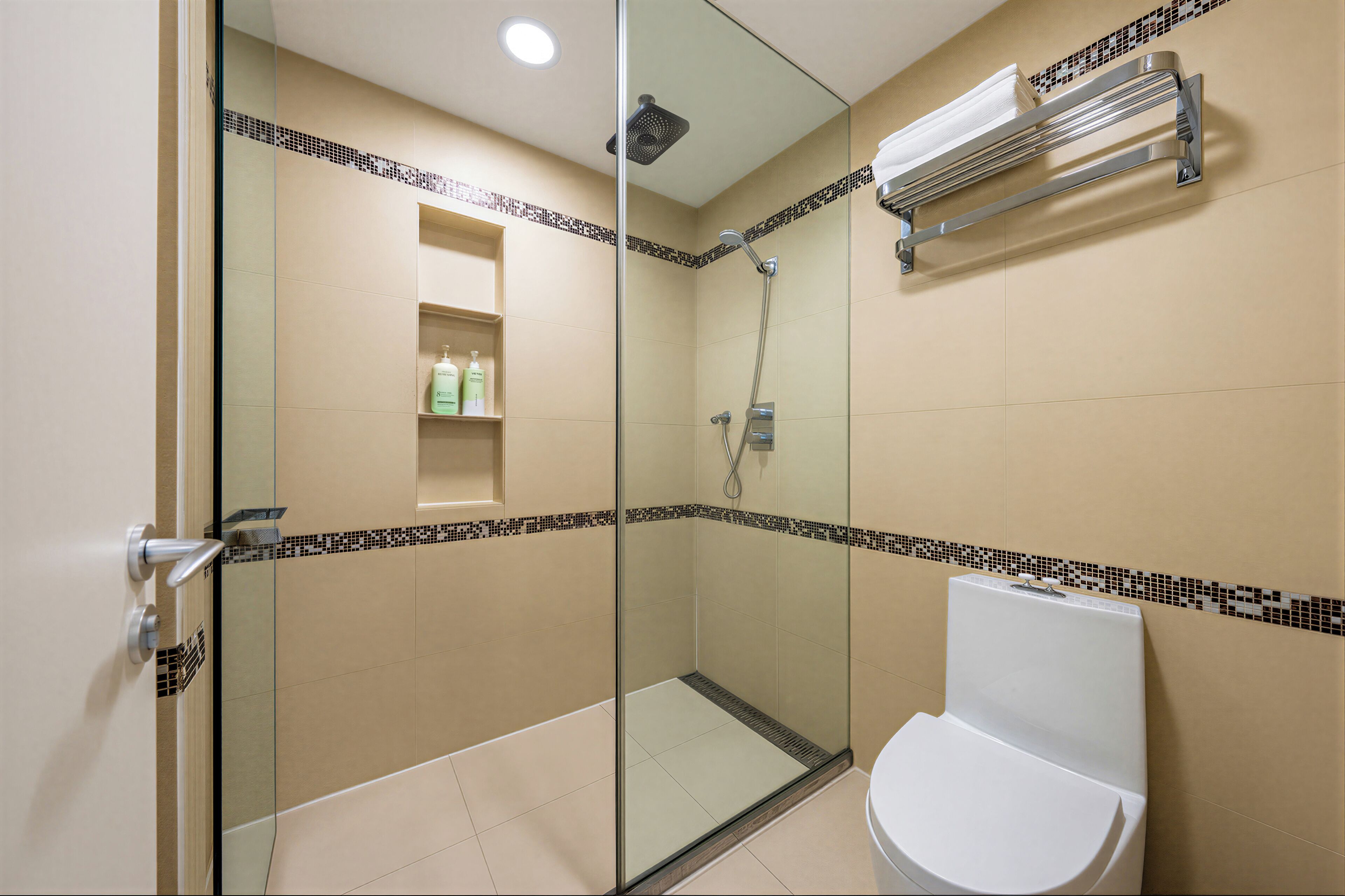 Suite estudio panorámica | Baño | Regadera, regadera tipo lluvia, secadora de cabello, toallas 