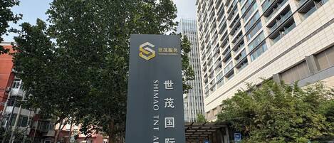 Vista frontal de la propiedad