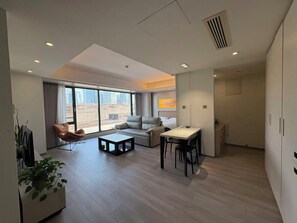 Studiosuite – panorama | Oppholdsområde | En 50-tommers LCD-TV med digitale kanaler samt filmkjøp