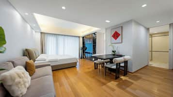 Premier Suite | Individually decorated, desk, laptop workspace, blackout drapes