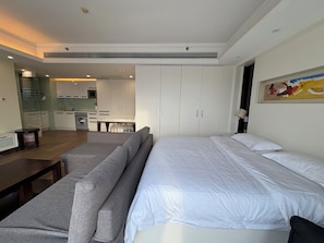Estudi en suite panoràmic | Decoració individual i escriptori