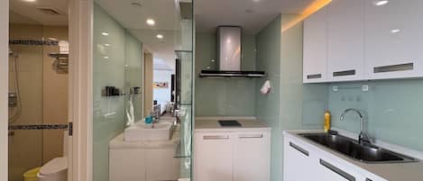 Panoramic Studio Suite | Private kitchen | Microwave, stovetop, rice cooker, cookware/dishes/utensils