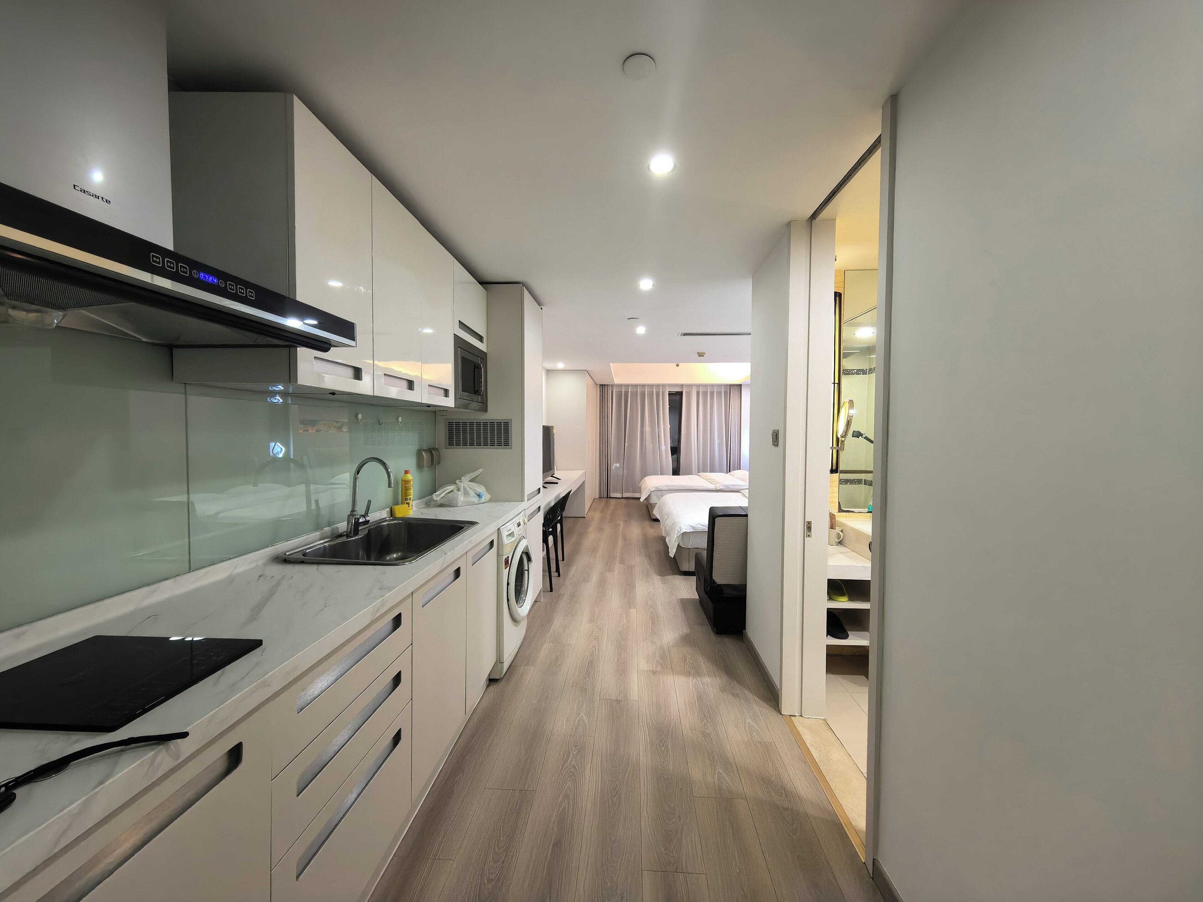 Deluxe Double King Room (with Balcony View) | Private kitchen | Microwave, stovetop, rice cooker, cookware/dishes/utensils