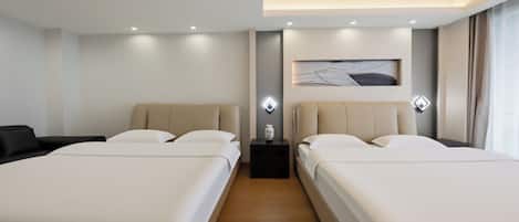 Chambre supérieure avec lits jumeaux | Décor unique, bureau, espace de travail pour ordinateurs portables