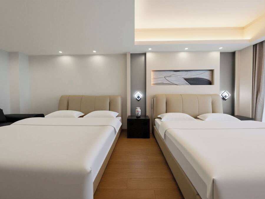 Deluxe Double King Room (with Balcony View)