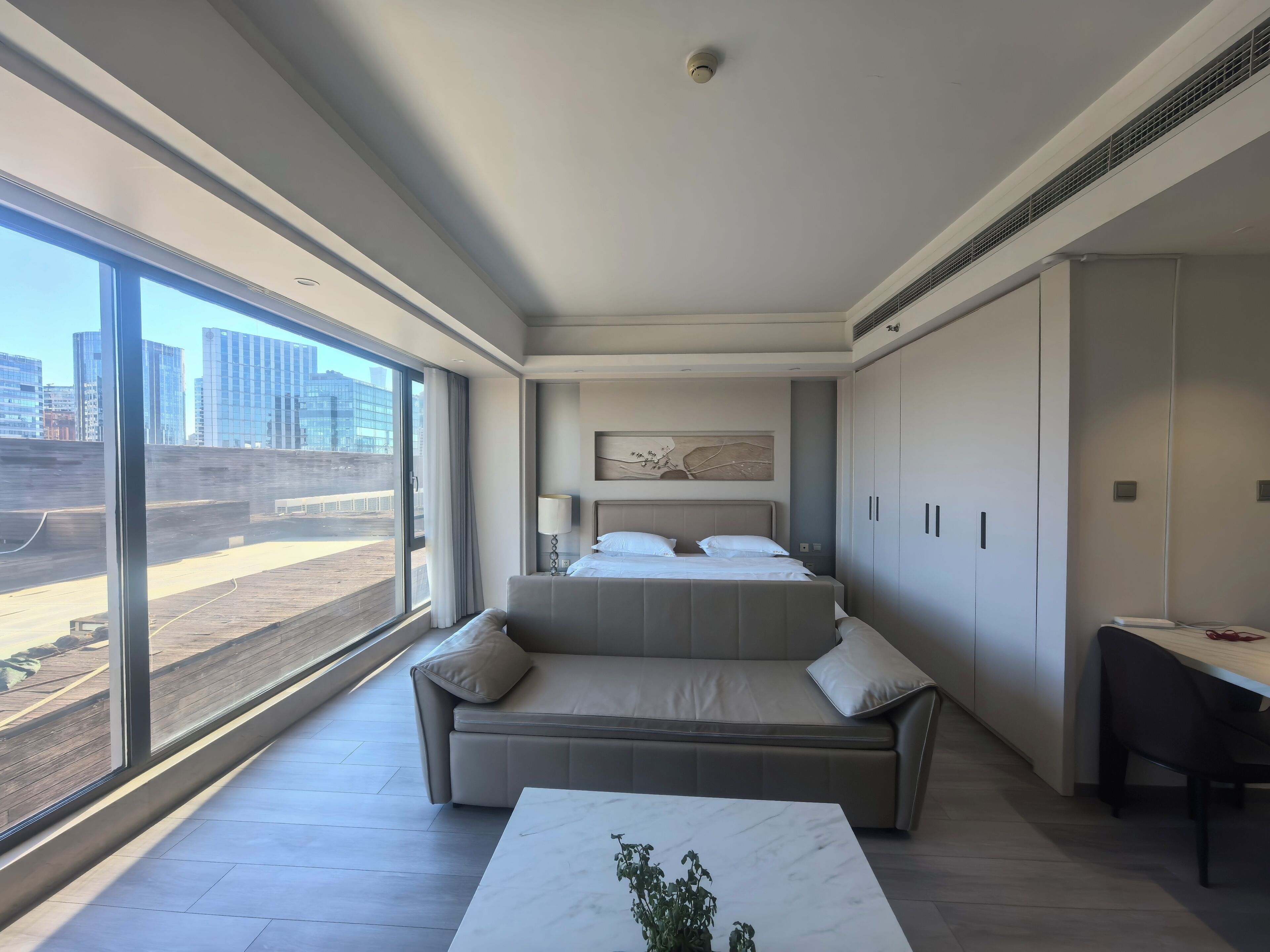 Executive Deluxe King Room (with floor-to-ceiling bay window) | Living area | 50-inch LCD TV with digital channels, pay films, heated floors