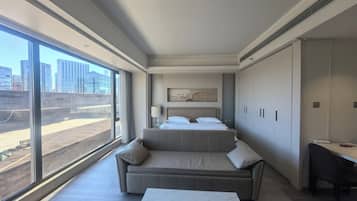 Executive Deluxe King Room (with floor-to-ceiling bay window) | Living area | 50-inch LCD TV with digital channels, pay films, heated floors