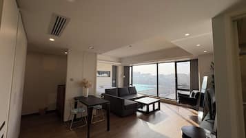 Executive Deluxe King Room (with floor-to-ceiling bay window) | Living area | 50-inch LCD TV with digital channels, pay films, heated floors