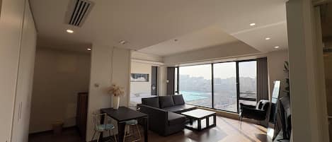 Executive Deluxe King Room (with floor-to-ceiling bay window) | Living area