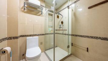Deluxe Double King Room (with Balcony View) | Bathroom | Shower, rainfall showerhead, hair dryer, towels