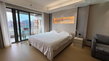 Superior studio suite, balkon, uitzicht op de stad | Individueel gedecoreerd, een bureau, een laptopwerkplek
