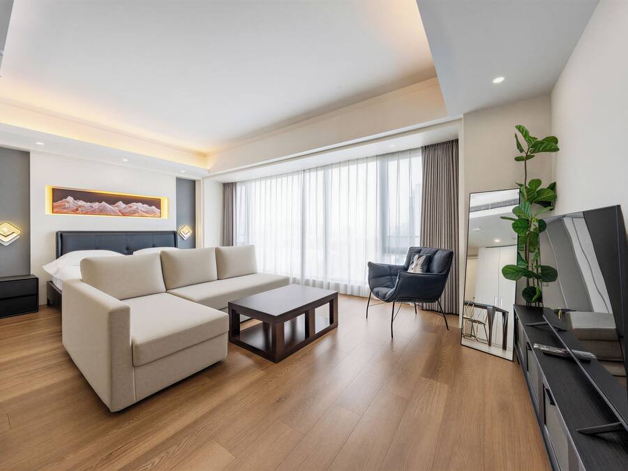 Studio Suite Panorama | Didekorasi berbeda-beda, meja kerja, dan ruang kerja ramah laptop