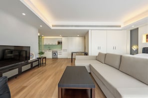 Executive Deluxe King Room (with floor-to-ceiling bay window) | Living area | 50-inch LCD TV with digital channels, pay movies, heated floors - Beijing Shimao TNT Apartments (Beijing)