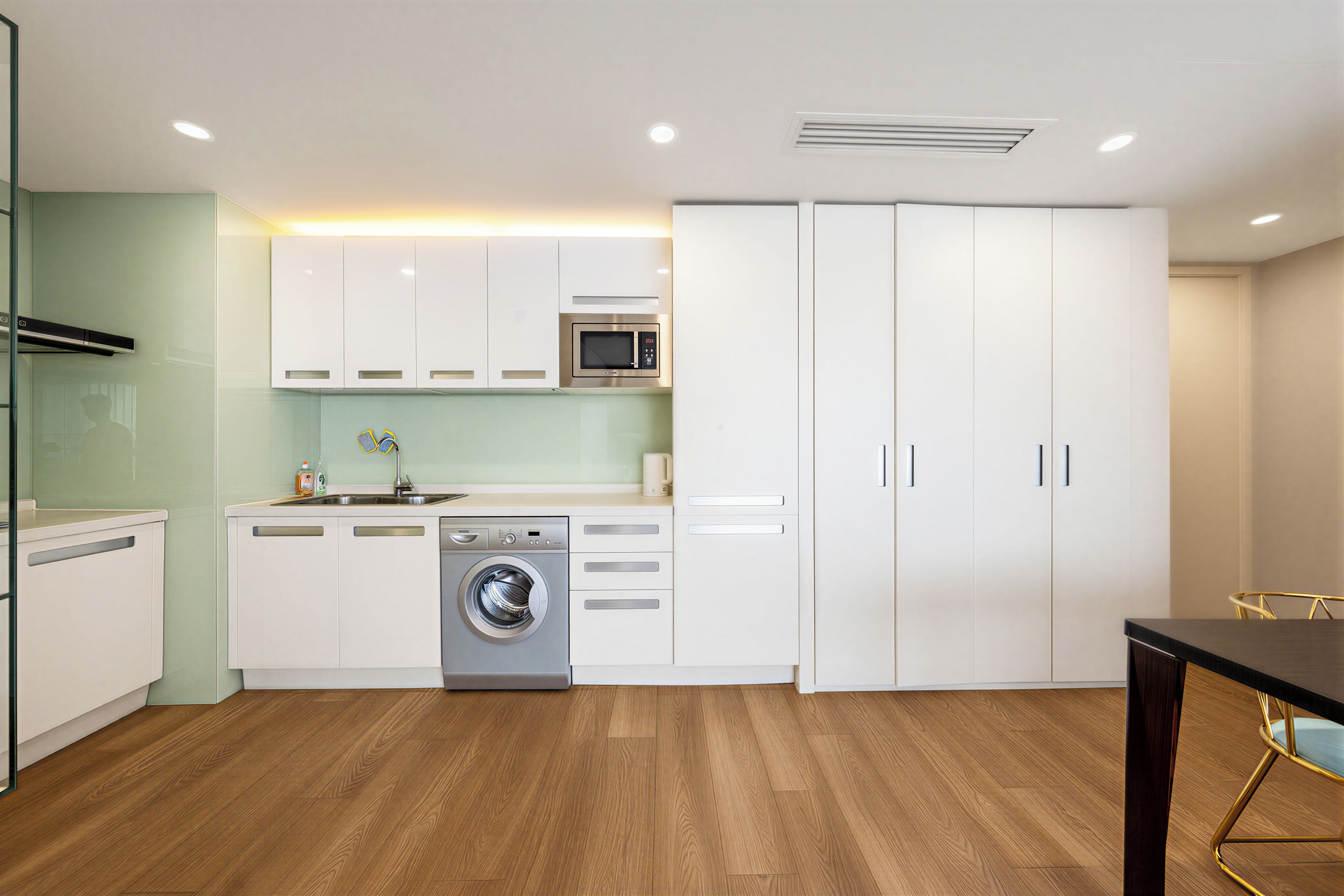 Executive Deluxe King Room (with floor-to-ceiling bay window) | Private kitchen | Fridge, microwave, stovetop, rice cooker