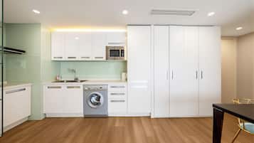 Executive Deluxe King Room (with floor-to-ceiling bay window) | Private kitchen | Fridge, microwave, stovetop, rice cooker