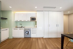 Suite Studio Panoramique | Cuisine privée | Réfrigérateur, micro-ondes, plaque de cuisson, cuiseur de riz