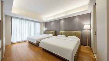 Premier Suite | Individually decorated, desk, laptop workspace, blackout drapes