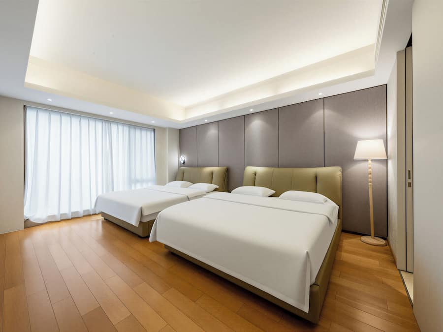 Premier Suite | Individually decorated, desk, laptop workspace, blackout drapes