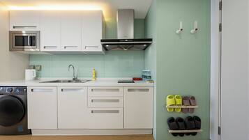 Deluxe Double King Room (with Balcony View) | Private kitchen | Fridge, microwave, stovetop, rice cooker