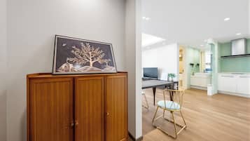 Suite estudio panorámica | Área de sala de estar | Televisión LCD, películas con cargo y piso con calefacción