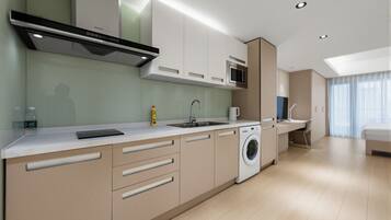 Deluxe King Room (with Balcony View) | Private kitchen