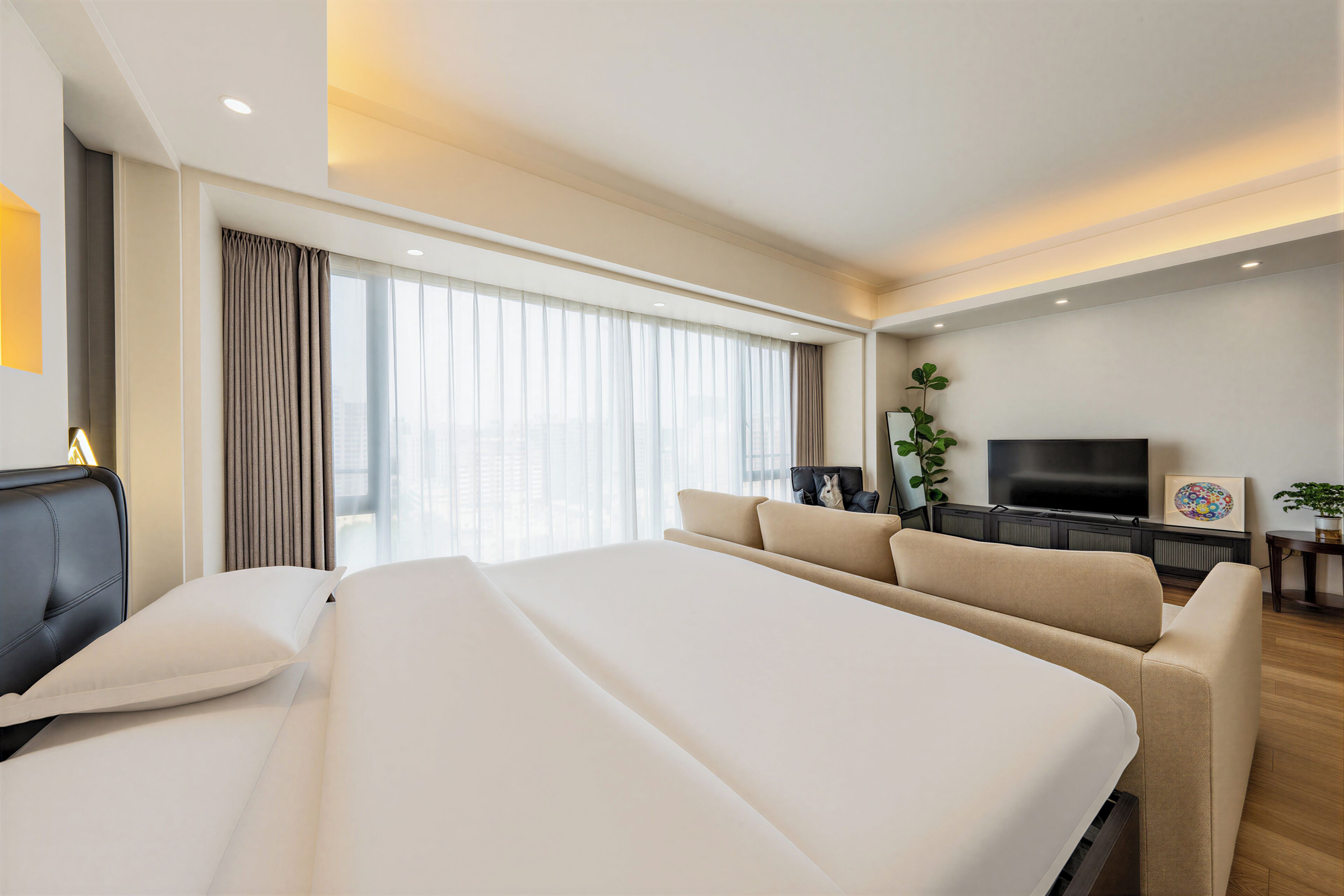 Executive Deluxe King Room (with floor-to-ceiling bay window) | Individually decorated, desk, laptop workspace, blackout drapes
