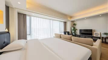 Executive Deluxe King Room (with floor-to-ceiling bay window) | Individually decorated, desk, laptop workspace, blackout drapes