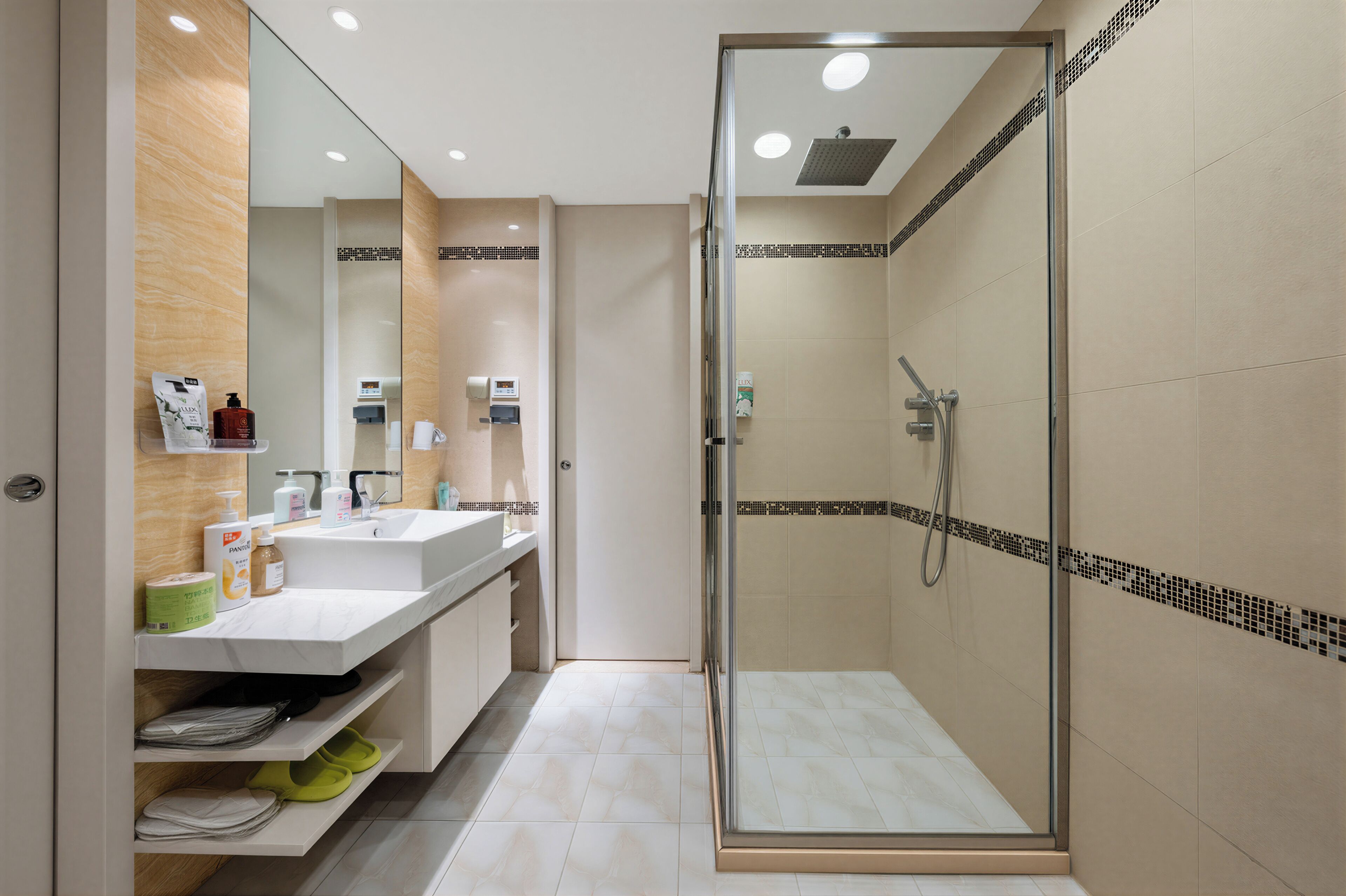 Premier suite | Badkamer | Een douche, een regendouche, een haardroger, handdoeken