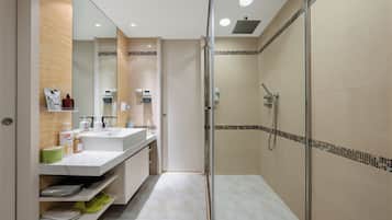 Suite Premier | Bagno | Doccia, soffione a pioggia, asciugacapelli, asciugamani