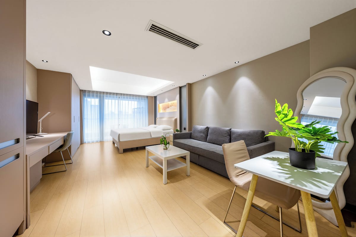 Suite estudio superior, balcón, vistas a la ciudad | Escritorio, espacio para trabajar con un portátil, cortinas opacas
