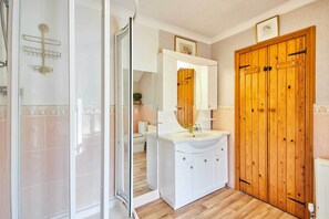 Shower, hair dryer, towels, shampoo - Host & Stay | Windles (Wotton-under-Edge)