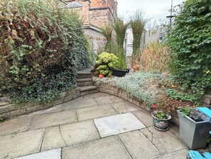 Property grounds - Cozy Beachfront retreat next to great hiking trails (Burntisland)